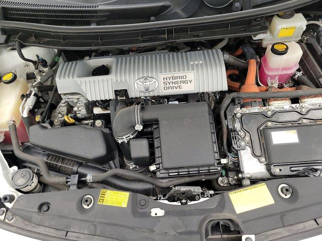 Photo of 2014 White Toyota Prius