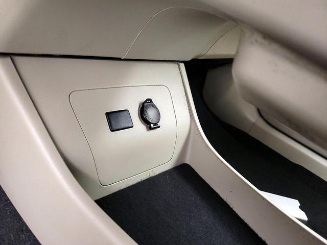 Photo of 2014 White Toyota Prius