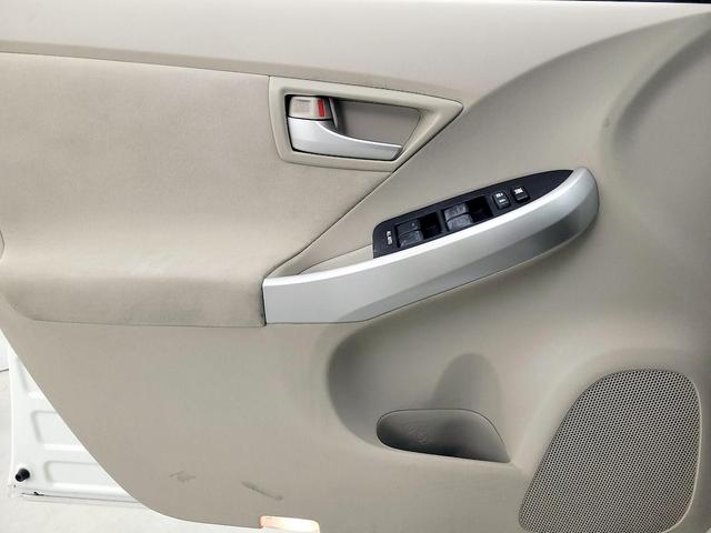 Photo of 2014 White Toyota Prius