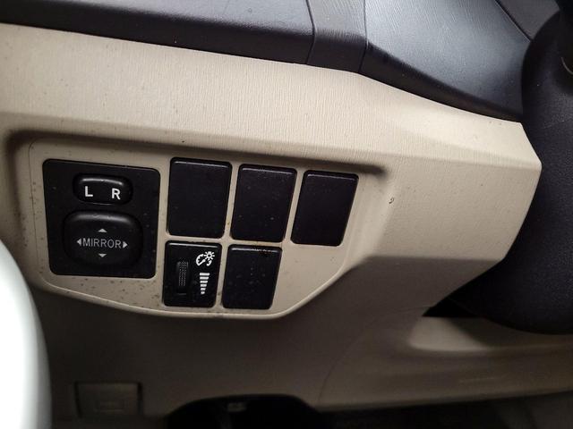 Photo of 2014 White Toyota Prius