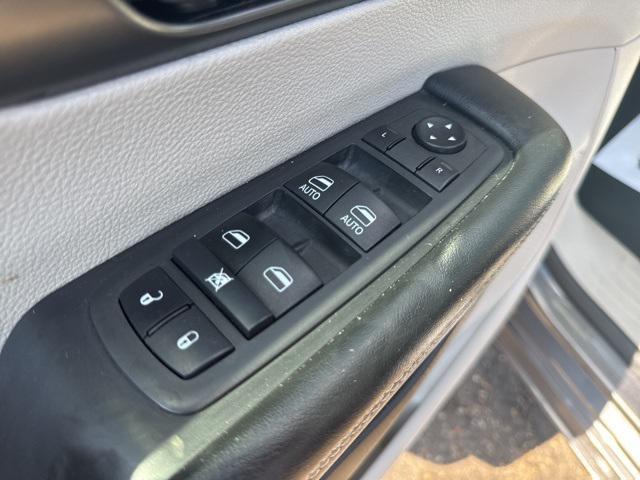 Photo of 2022 Granite Crystal Metallic Clearcoat Chrysler Pacifica