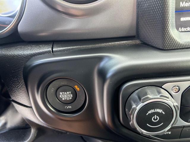 Photo of 2022 Bright White Clearcoat Jeep Gladiator