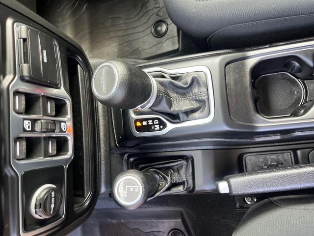 Photo of 2022 Bright White Clearcoat Jeep Gladiator