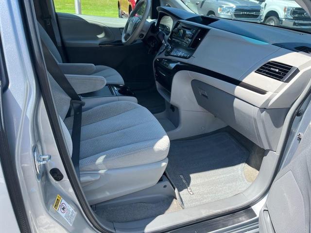 Photo of 2014 Predawn Gray Mica Toyota Sienna