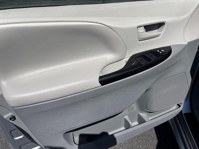 Photo of 2014 Predawn Gray Mica Toyota Sienna