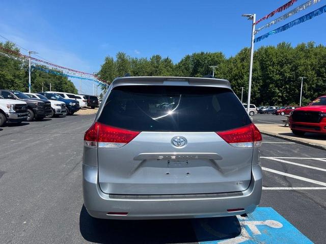 Photo of 2014 Predawn Gray Mica Toyota Sienna