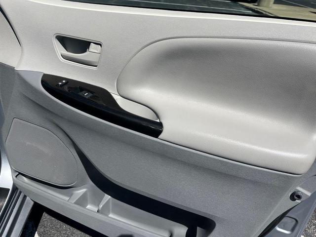 Photo of 2014 Predawn Gray Mica Toyota Sienna