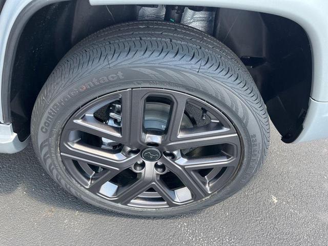 Photo of 2025 Silver Zynith Metallic Clearcoat Jeep Compass