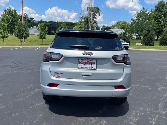 Photo of 2025 Silver Zynith Metallic Clearcoat Jeep Compass