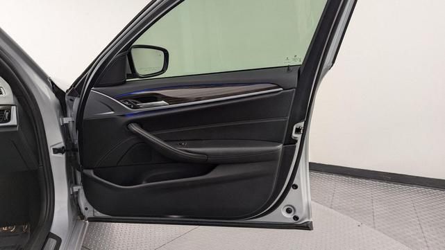 Photo of 2019 Glacier Silver Metallic BMW 530