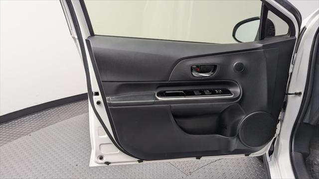 Photo of 2018 Super White Toyota Prius c