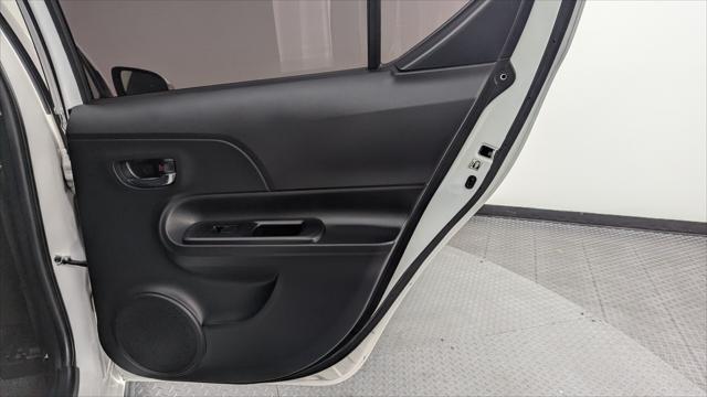 Photo of 2018 Super White Toyota Prius c