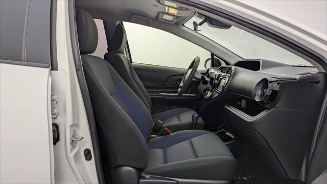 Photo of 2018 Super White Toyota Prius c