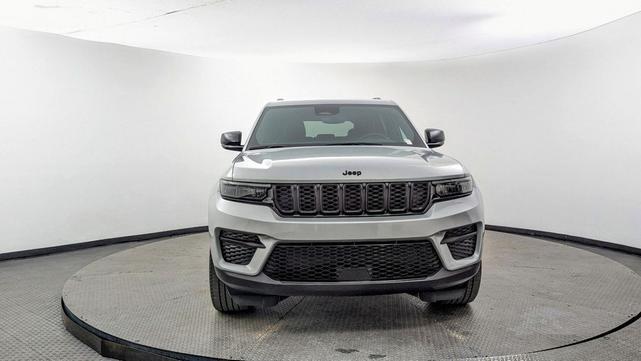 Photo of 2024 Silver Zynith Jeep Grand Cherokee