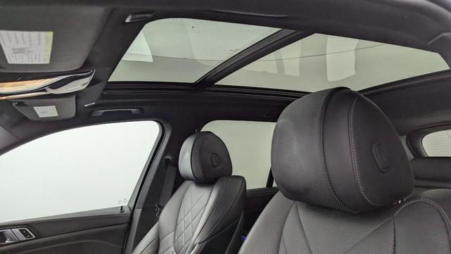 Photo of 2023 Mineral White Metallic BMW X5