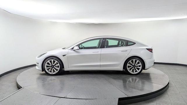 Photo of 2019 White Tesla Model 3