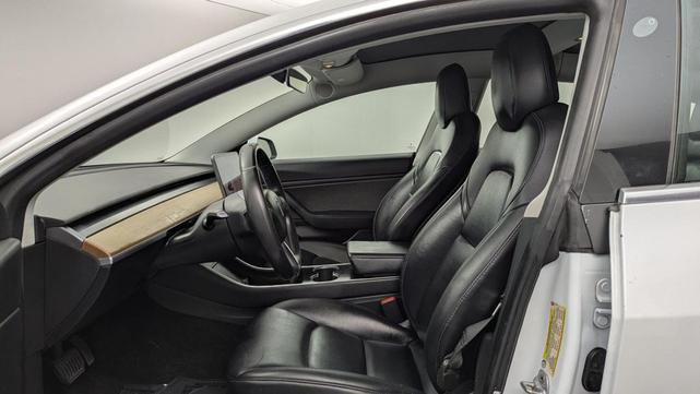 Photo of 2019 White Tesla Model 3