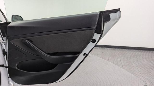 Photo of 2019 White Tesla Model 3