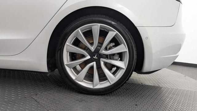 Photo of 2019 White Tesla Model 3