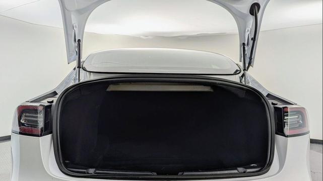 Photo of 2019 White Tesla Model 3