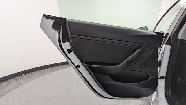 Photo of 2019 White Tesla Model 3