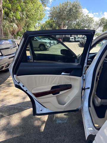 Photo of 2010 White Diamond Pearl Honda Accord Crosstour