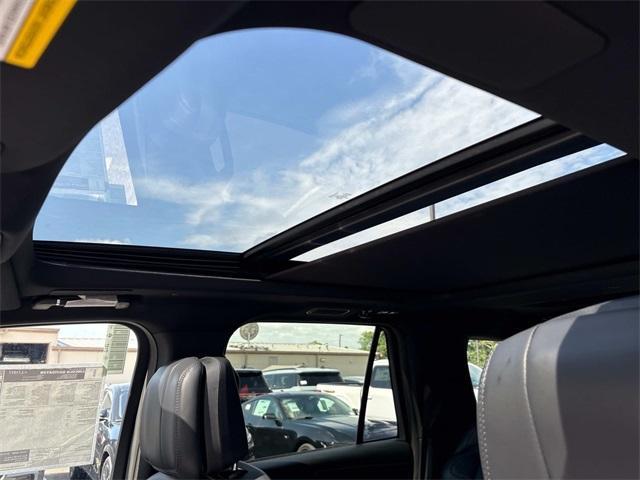 Photo of 2025 Pristine White Lincoln Navigator