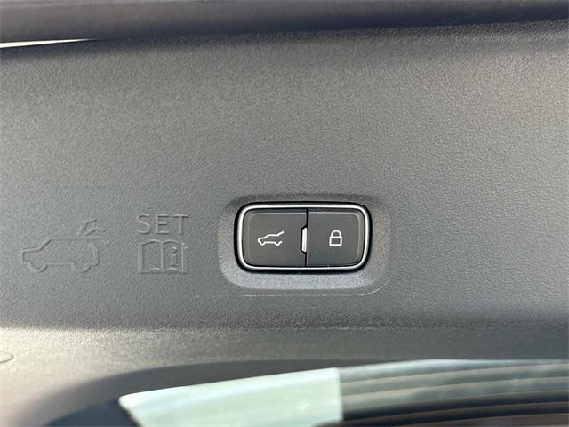 Photo of 2025 Pristine White Lincoln Navigator
