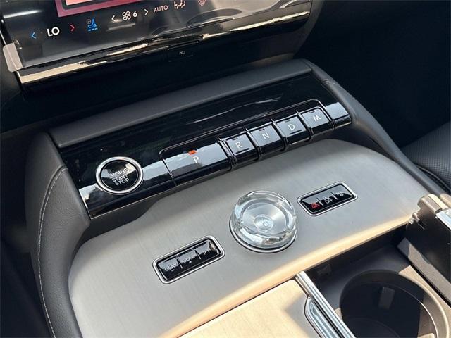 Photo of 2025 Pristine White Lincoln Navigator