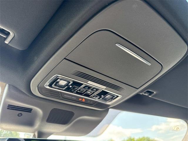 Photo of 2025 Pristine White Lincoln Navigator