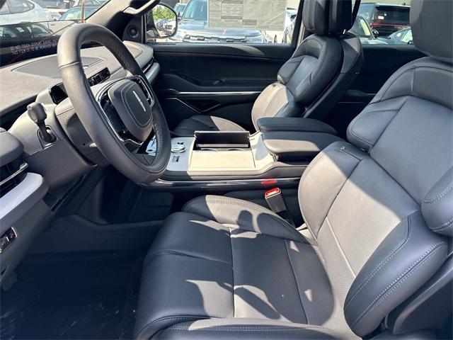 Photo of 2025 Pristine White Lincoln Navigator