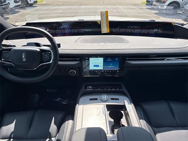 Photo of 2025 Pristine White Lincoln Navigator