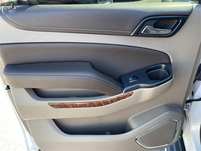 Photo of 2018 Iridescent Pearl Tricoat Chevrolet Suburban