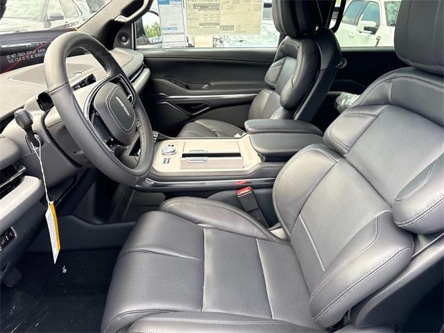 Photo of 2025 Pristine White Lincoln Navigator