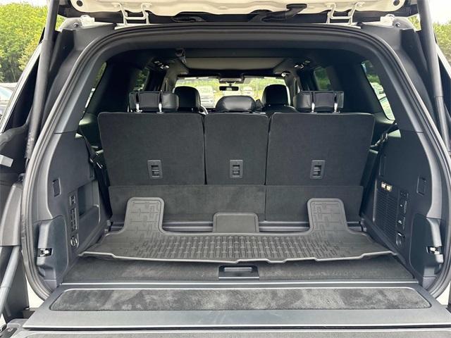 Photo of 2025 Pristine White Lincoln Navigator