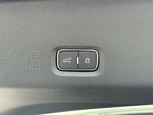 Photo of 2025 Pristine White Lincoln Navigator