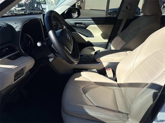 Photo of 2024 Wind Chill Pearl Toyota Highlander