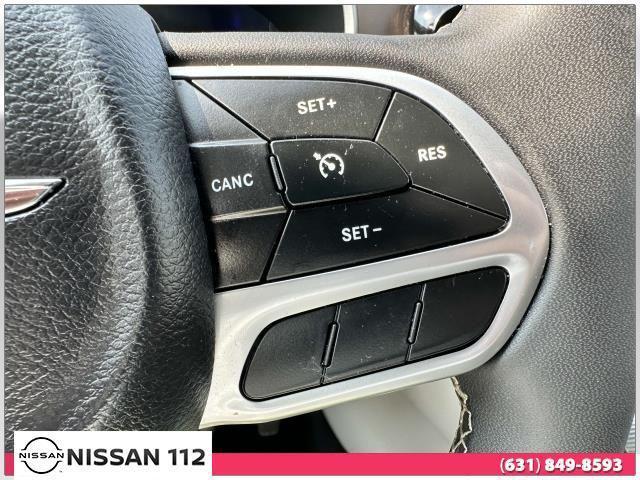 Photo of 2022 Bright White Clearcoat Chrysler Voyager