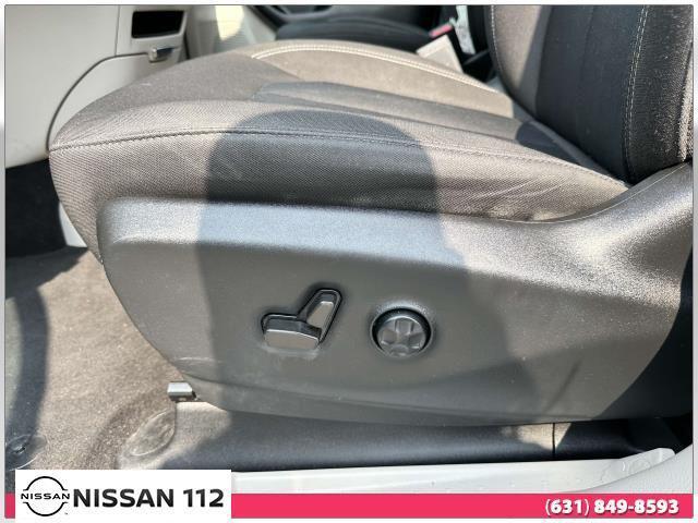 Photo of 2022 Bright White Clearcoat Chrysler Voyager