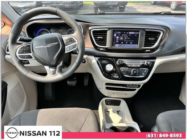 Photo of 2022 Bright White Clearcoat Chrysler Voyager