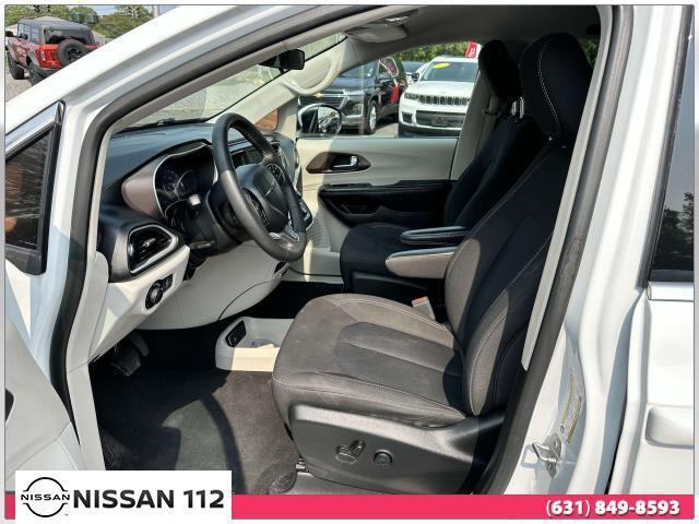 Photo of 2022 Bright White Clearcoat Chrysler Voyager