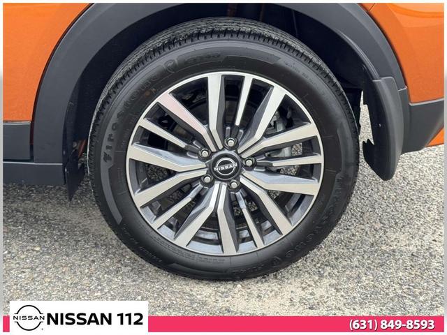 Photo of 2024 Monarch Orange Metallic/Super Black Nissan Kicks