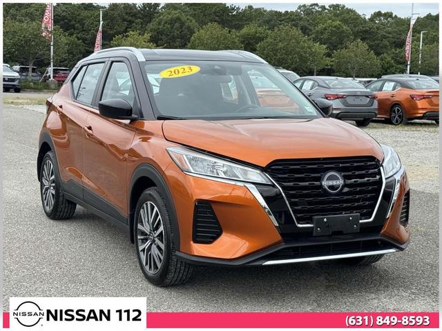 Photo of 2024 Monarch Orange Metallic/Super Black Nissan Kicks