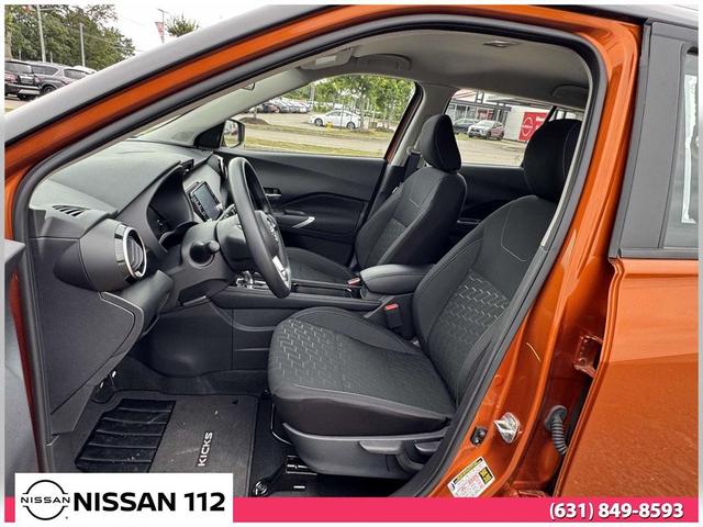 Photo of 2024 Monarch Orange Metallic/Super Black Nissan Kicks