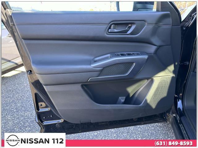 Photo of 2023 Super Black Nissan Pathfinder