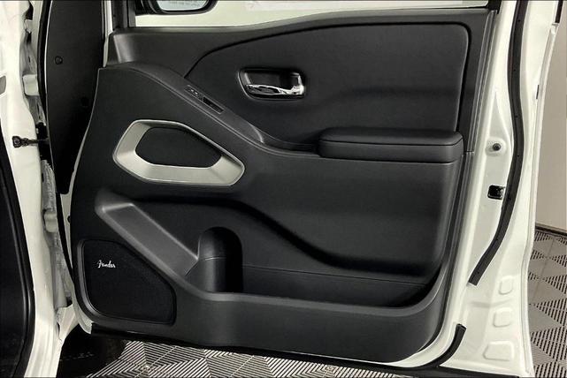 Photo of 2025 Glacier White Nissan Frontier