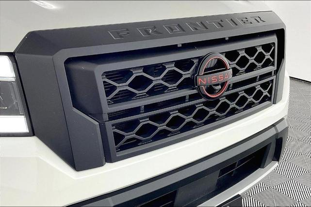 Photo of 2023 Glacier White Nissan Frontier