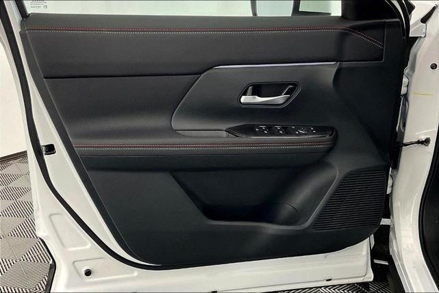 Photo of 2025 Aspen White Tri Nissan Kicks