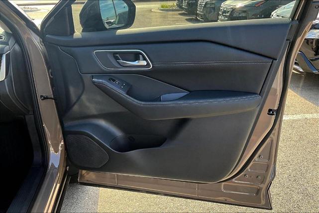 Photo of 2025 2t Dk Beige Blk Nissan Rogue