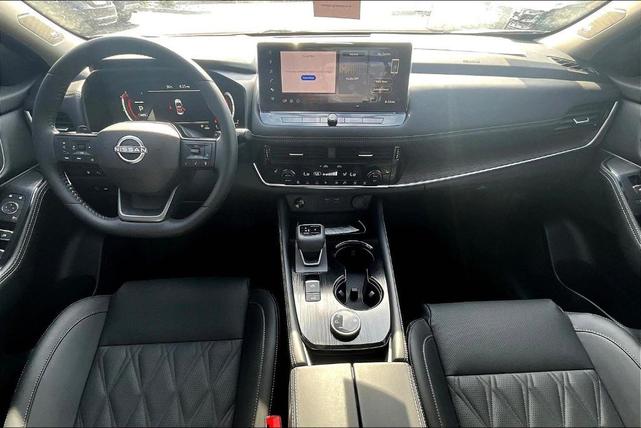 Photo of 2025 2t Dk Beige Blk Nissan Rogue